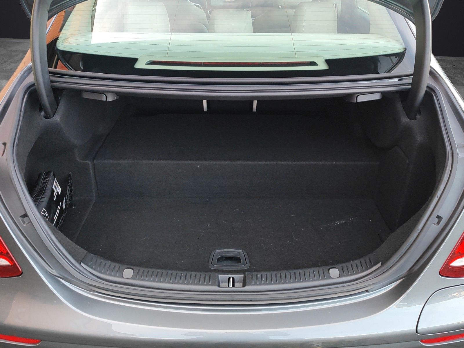 Fahrzeugabbildung Mercedes-Benz E 300 e*Navi*360°Cam*SitzHZ*Ambiente*Head-up*