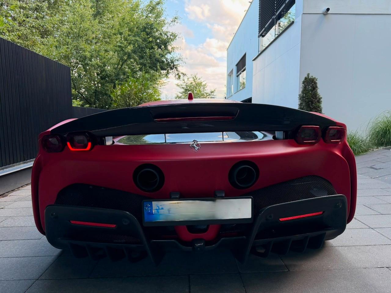 Ferrari SF90 *Lift *Carbon *AFS *Carplay *MATT LACKIERUN