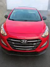 Hyundai Toller, roter Hyundai i30 in Saarbrücken z... - Hyundai i30 mit Diesel-Antrieb: Kleinwagen