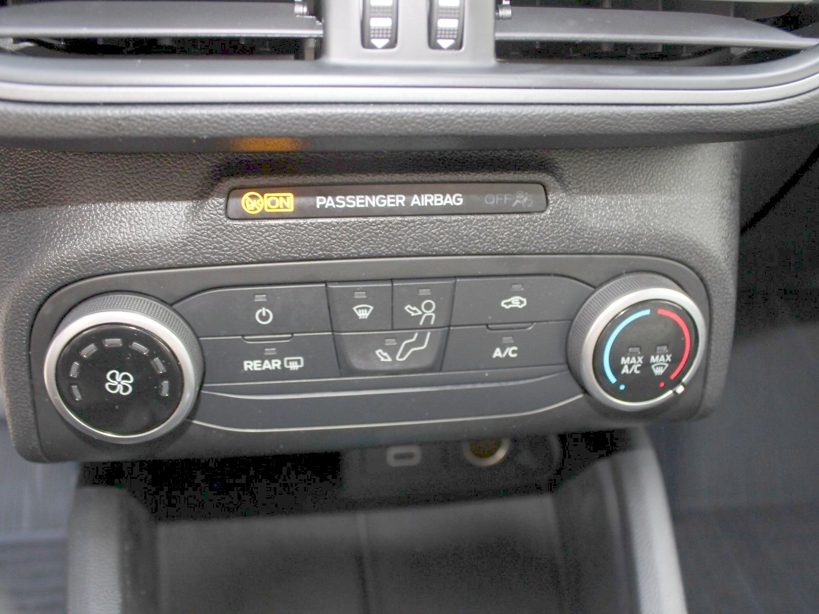 Fahrzeugabbildung Ford Focus Cool & Connect 1,0 EcoBoost Start/Stopp