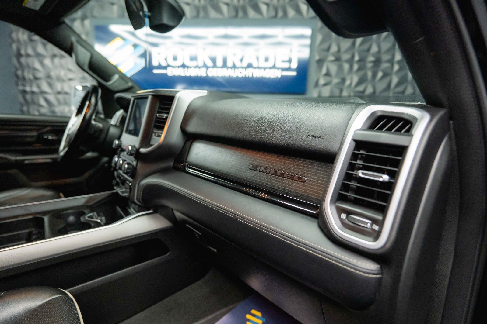 Fahrzeugabbildung Dodge RAM 5.7 V8 HEMI 4x4 BLACK EDITION Longbed 19%