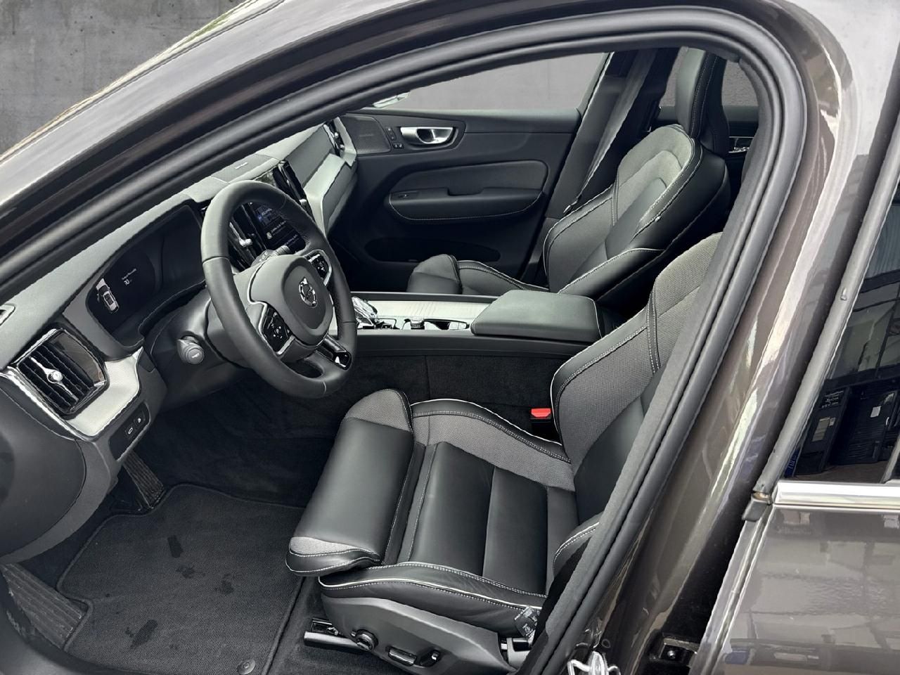 Fahrzeugabbildung Volvo XC60 T6 AWD Plus Bright Recharge Plug-In Hybrid