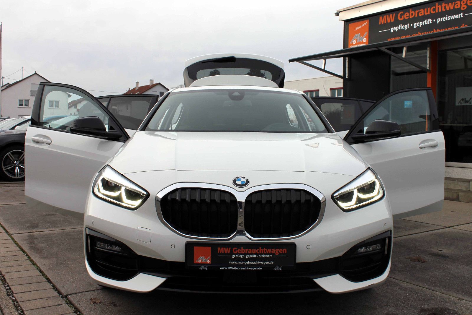Fahrzeugabbildung BMW 118i Sport-Line Steptr. ACC HUD KAM LED SHZ NAV