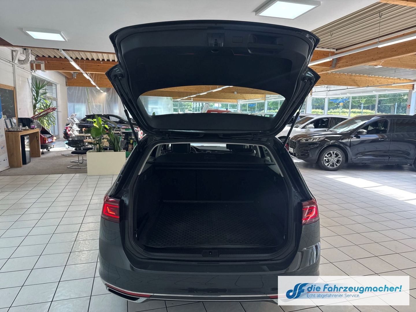 Fahrzeugabbildung Volkswagen Passat Variant Elegance 1.5 TSI BMT Start-Stopp
