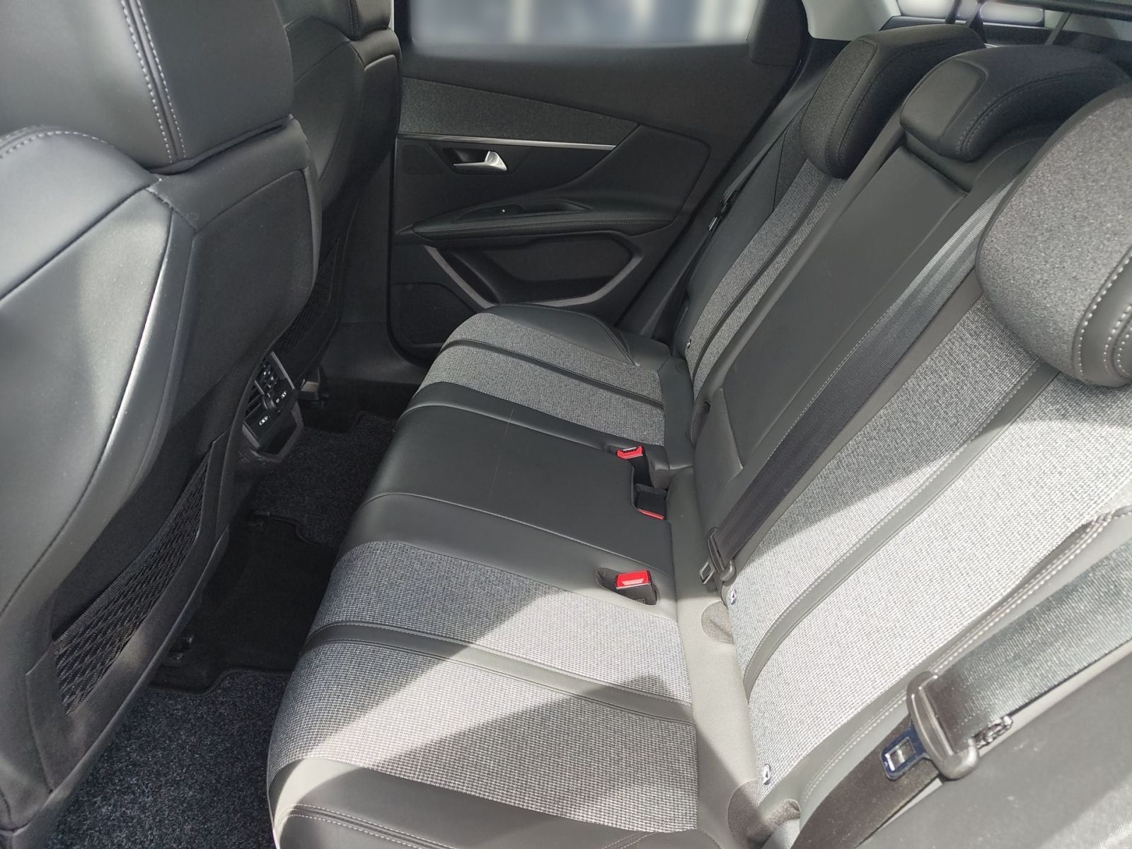 Fahrzeugabbildung Peugeot 3008 1.2 PureTech 130 Allure AHK