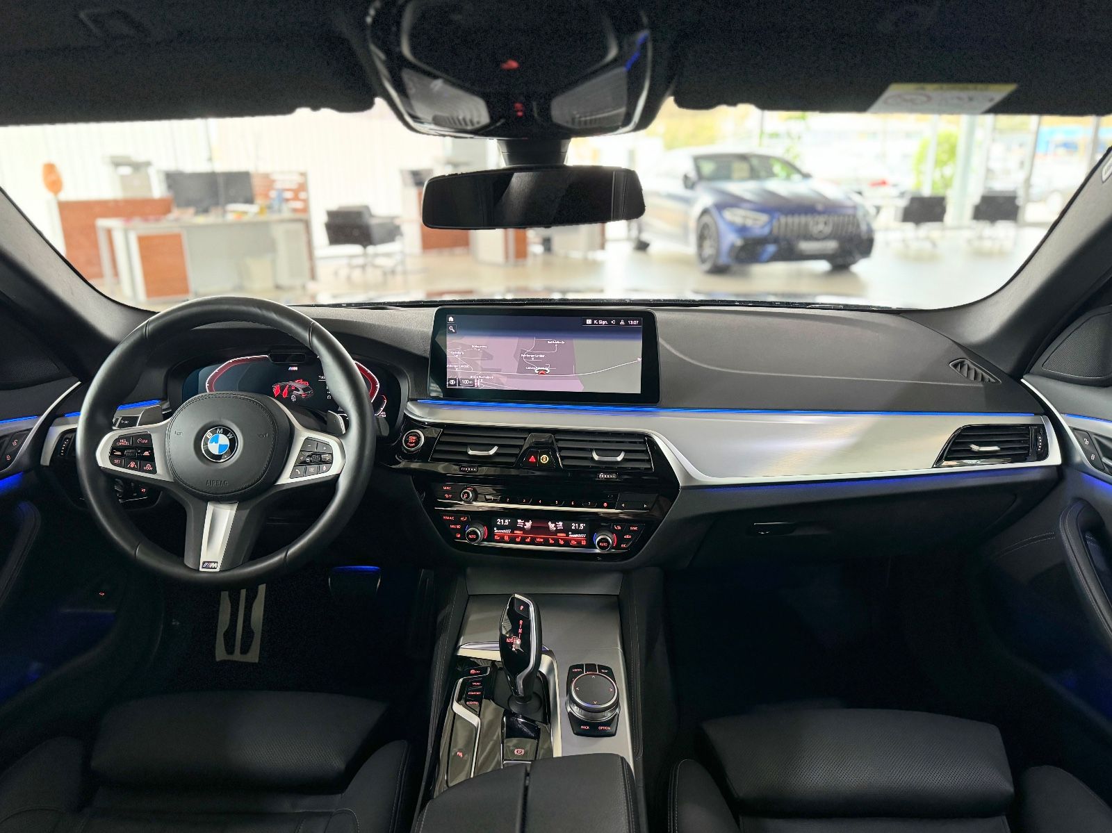 Fahrzeugabbildung BMW 530d xD M Sport Panorama Kamera HUD HiFi DAB ACC