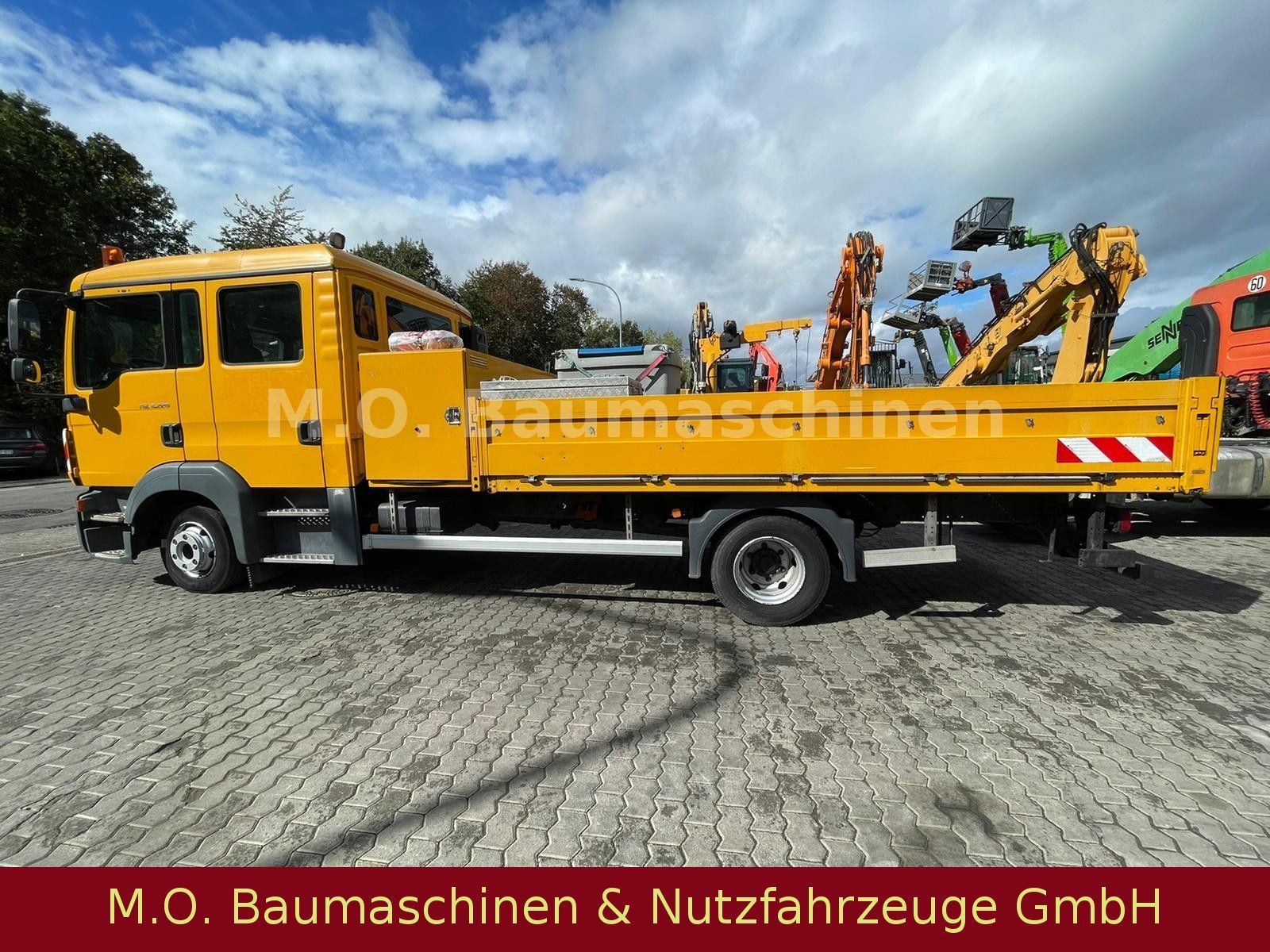Fahrzeugabbildung MAN TGL 8.220 / 4x2 BB / DOKA / AC / Euro 5 / Kran /