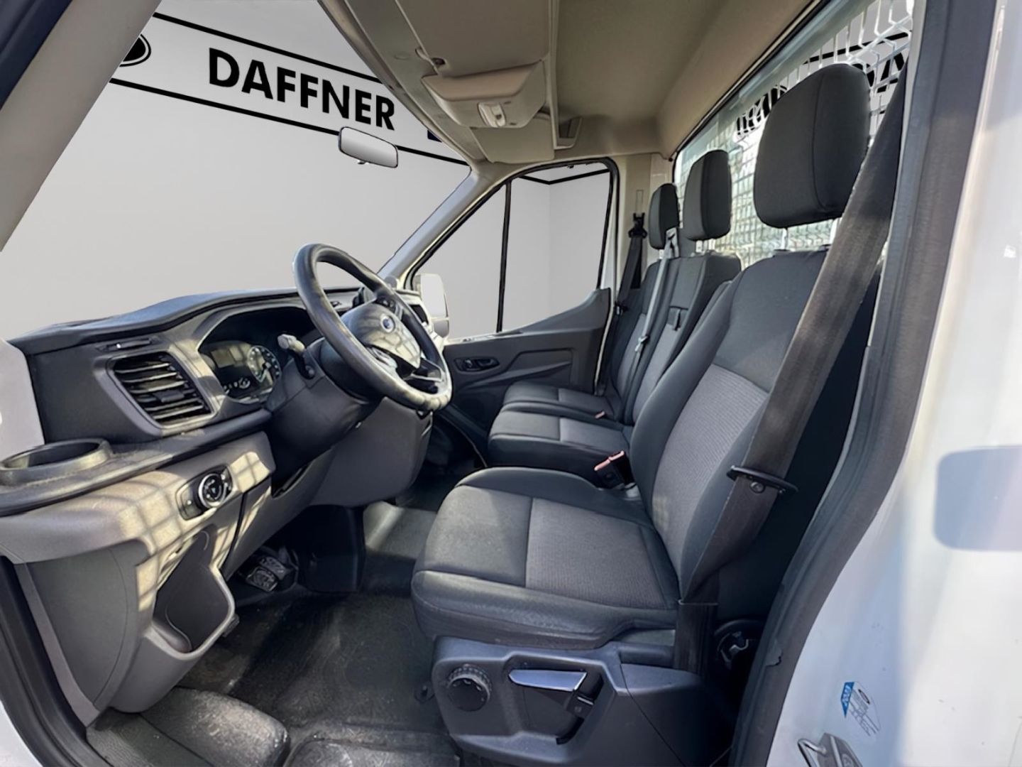 Fahrzeugabbildung Ford Transit Pritsche 350 L2 Einzelkabine Basis AHK A