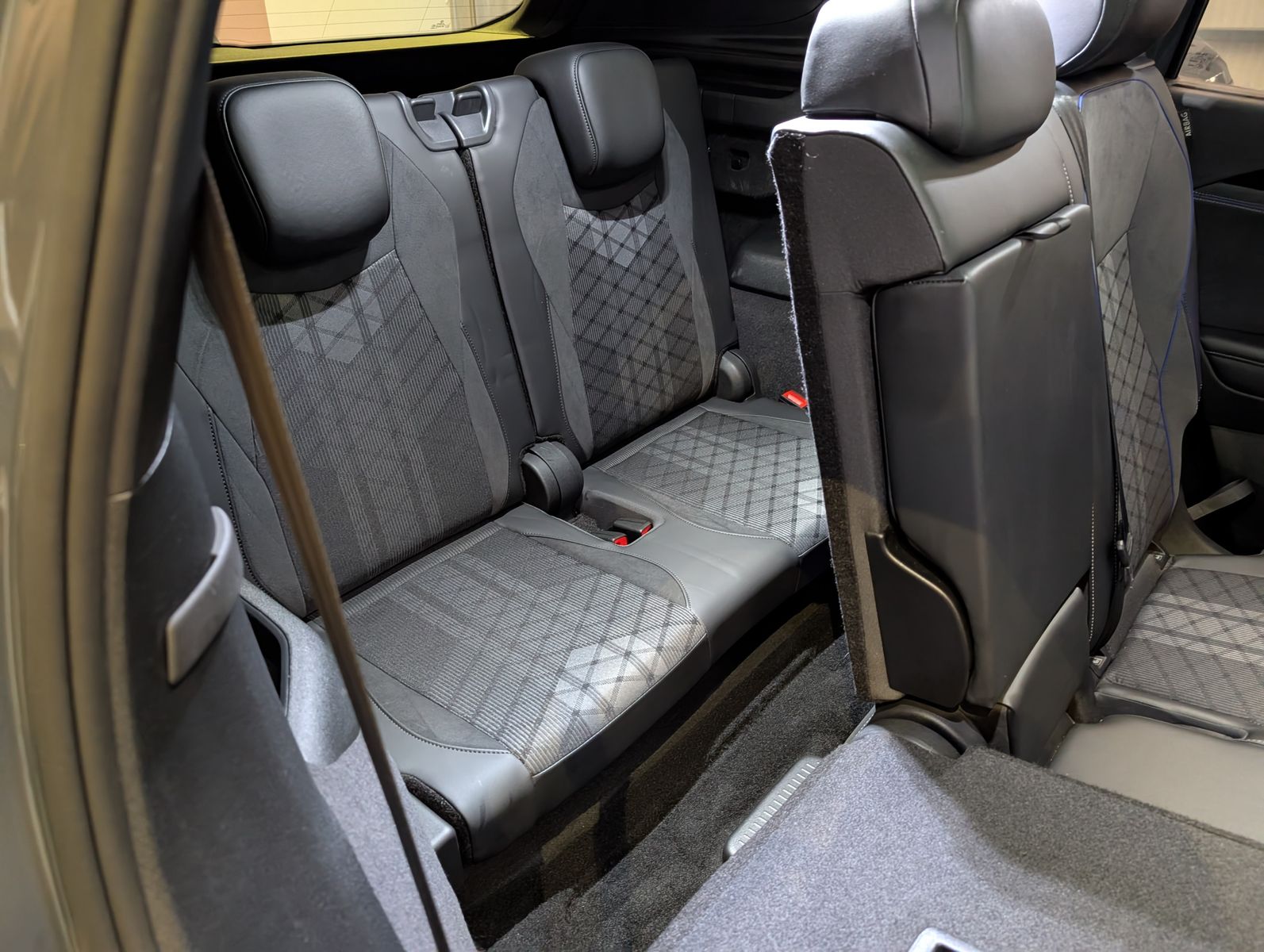 Fahrzeugabbildung Volkswagen Tayron 2.0TDI 4M R-Line 7-Sitz 360° H/K Pano AHK