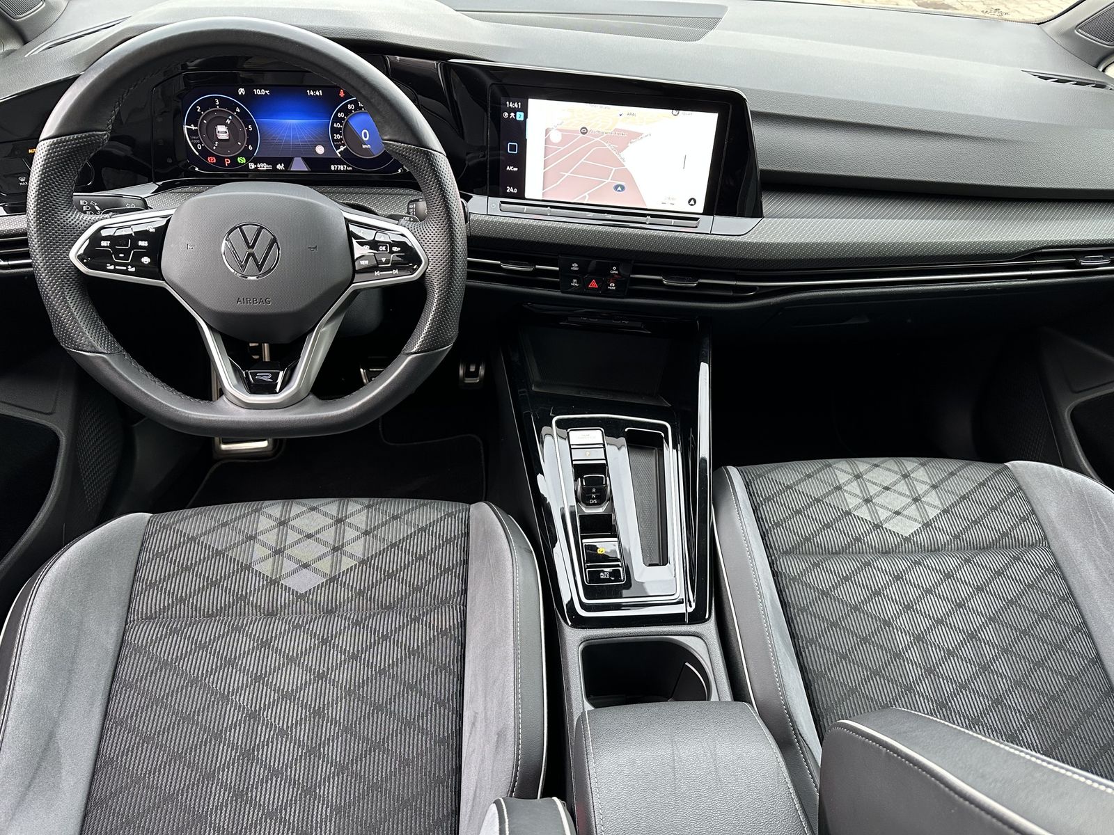 Fahrzeugabbildung Volkswagen Golf Variant 2.0 TDI DSG R-Line NAV+LED+AHK+KAM