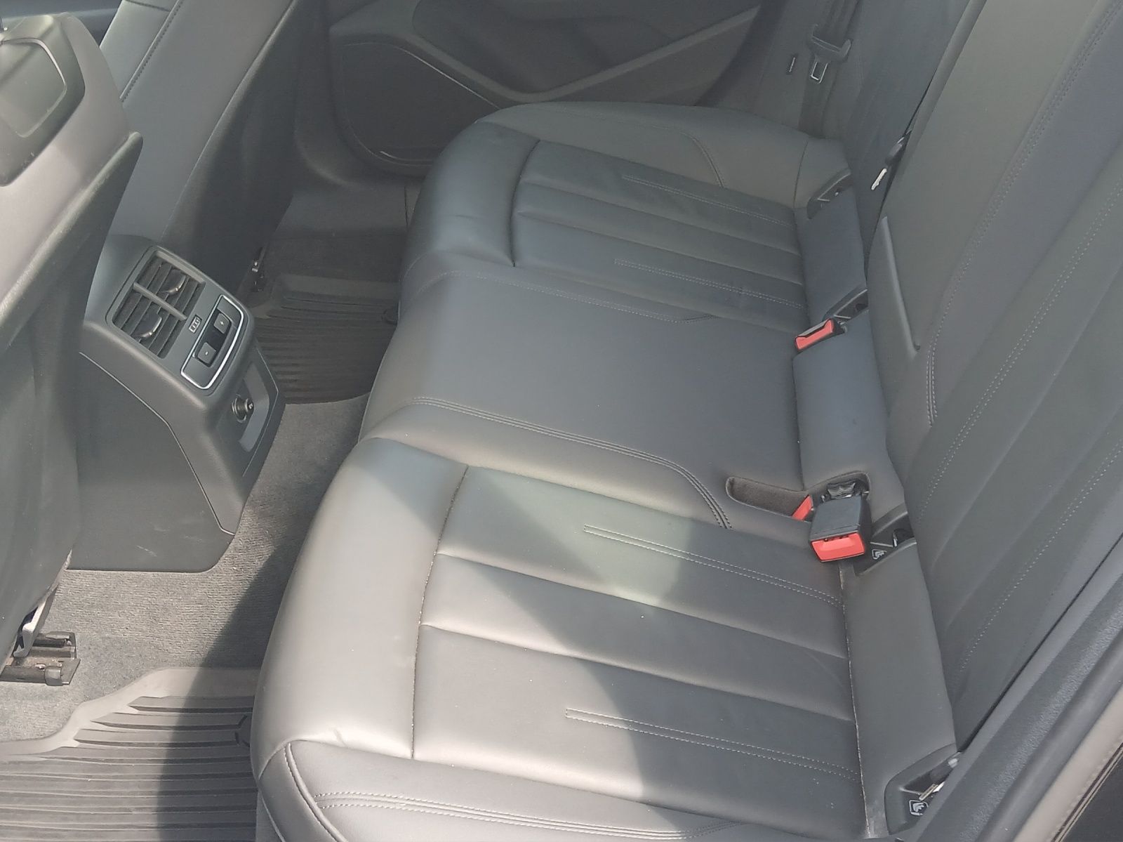 Fahrzeugabbildung Audi A4 Avant 35 TFSI advanced S-tronic LED Navi Lede