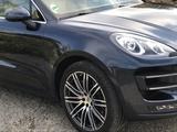 Porsche Macan Turbo  - blaue Porsche Macan