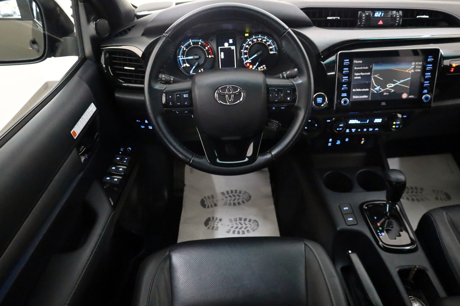 Fahrzeugabbildung Toyota Hilux 2.8 D-4D Invincible,Rollbügel, Rollo , AHK
