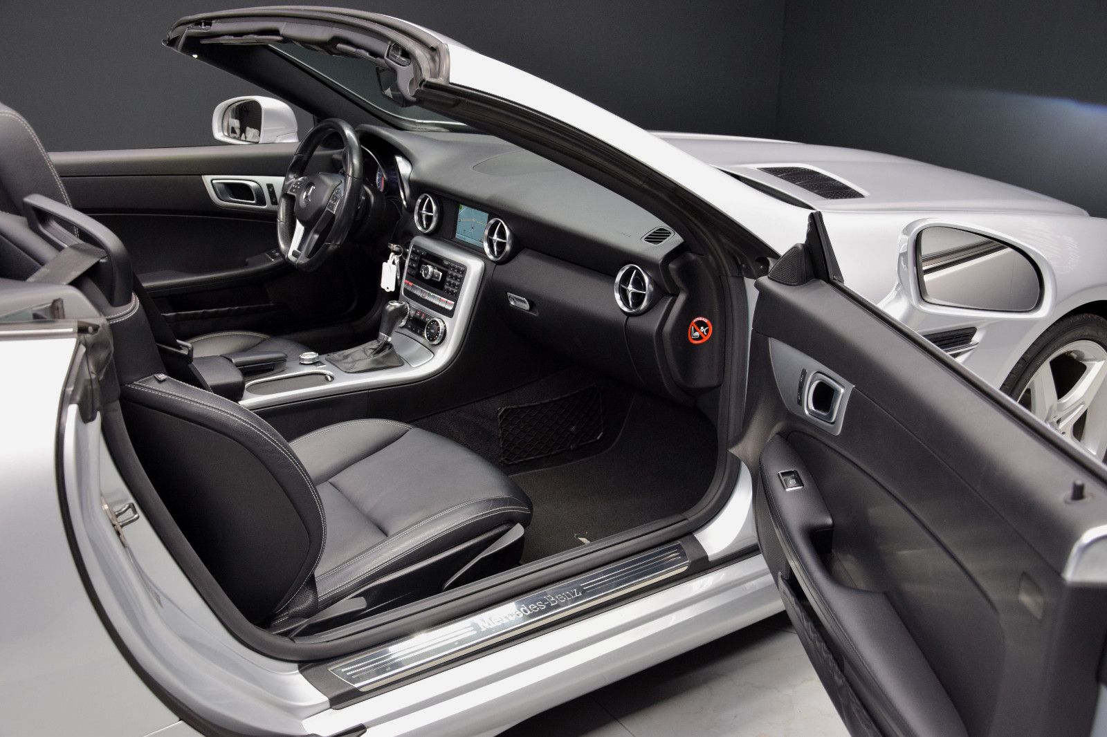 Fahrzeugabbildung Mercedes-Benz SLK 200 AMG Autom Xenon Pano Navi Leder Ambi PDC