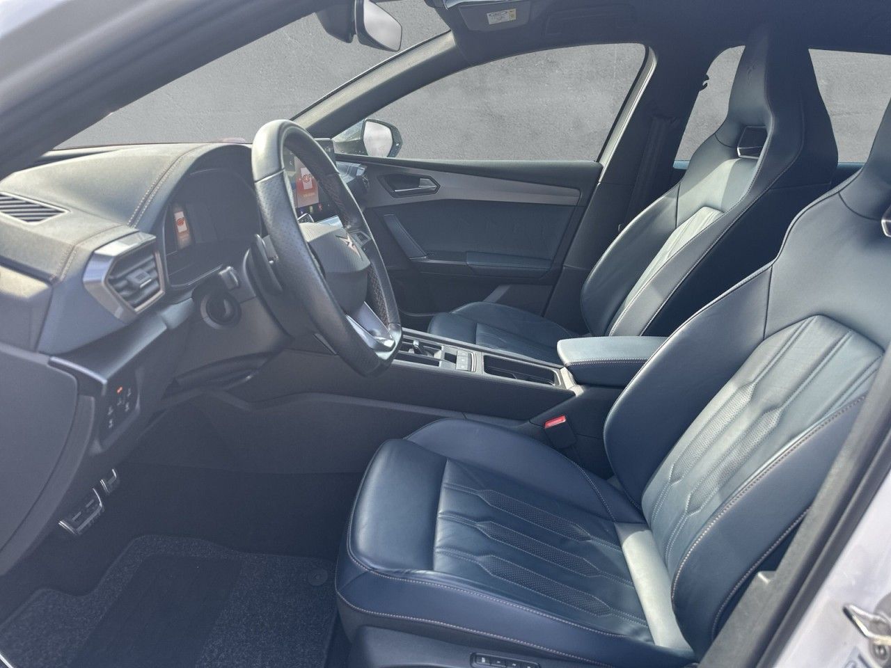 Fahrzeugabbildung CUPRA Leon Sportstourer 2.0 TSI 245 PS DSG - mit KI generiert/bearbeitet