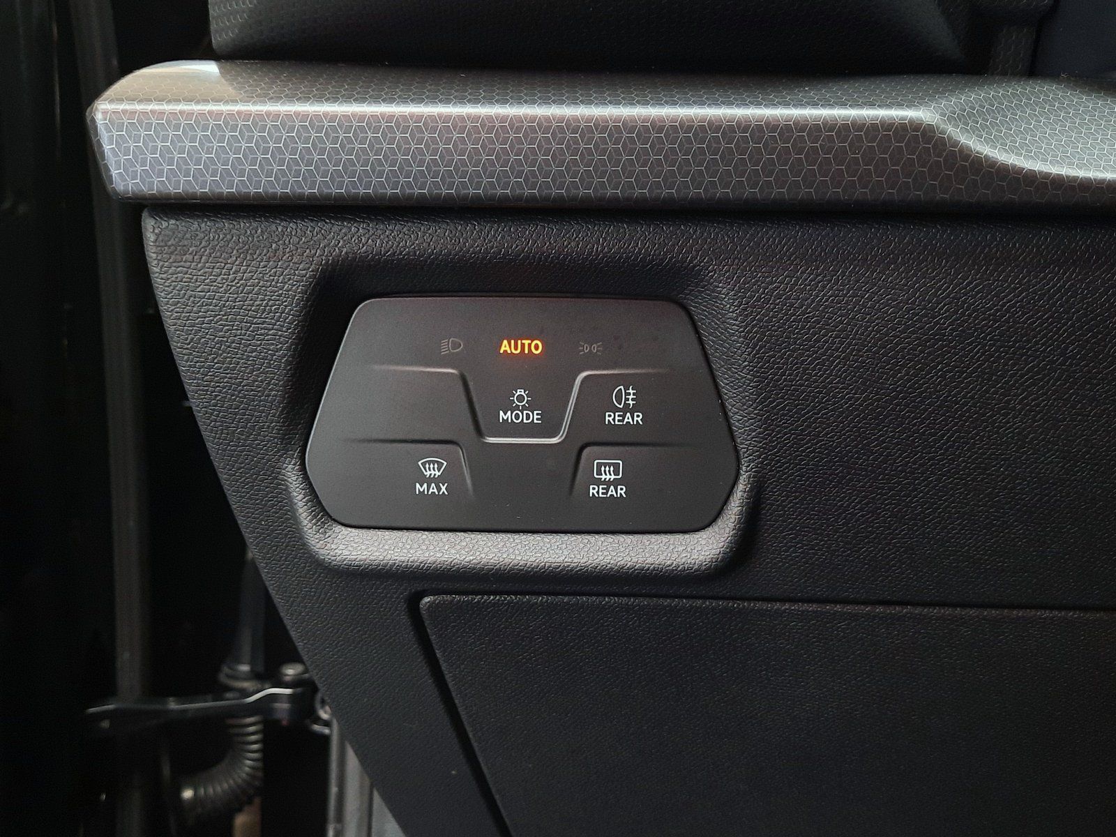 Fahrzeugabbildung SEAT Leon ST Style TSI DSG *LED*PDC*Sithzg*AppConn.*