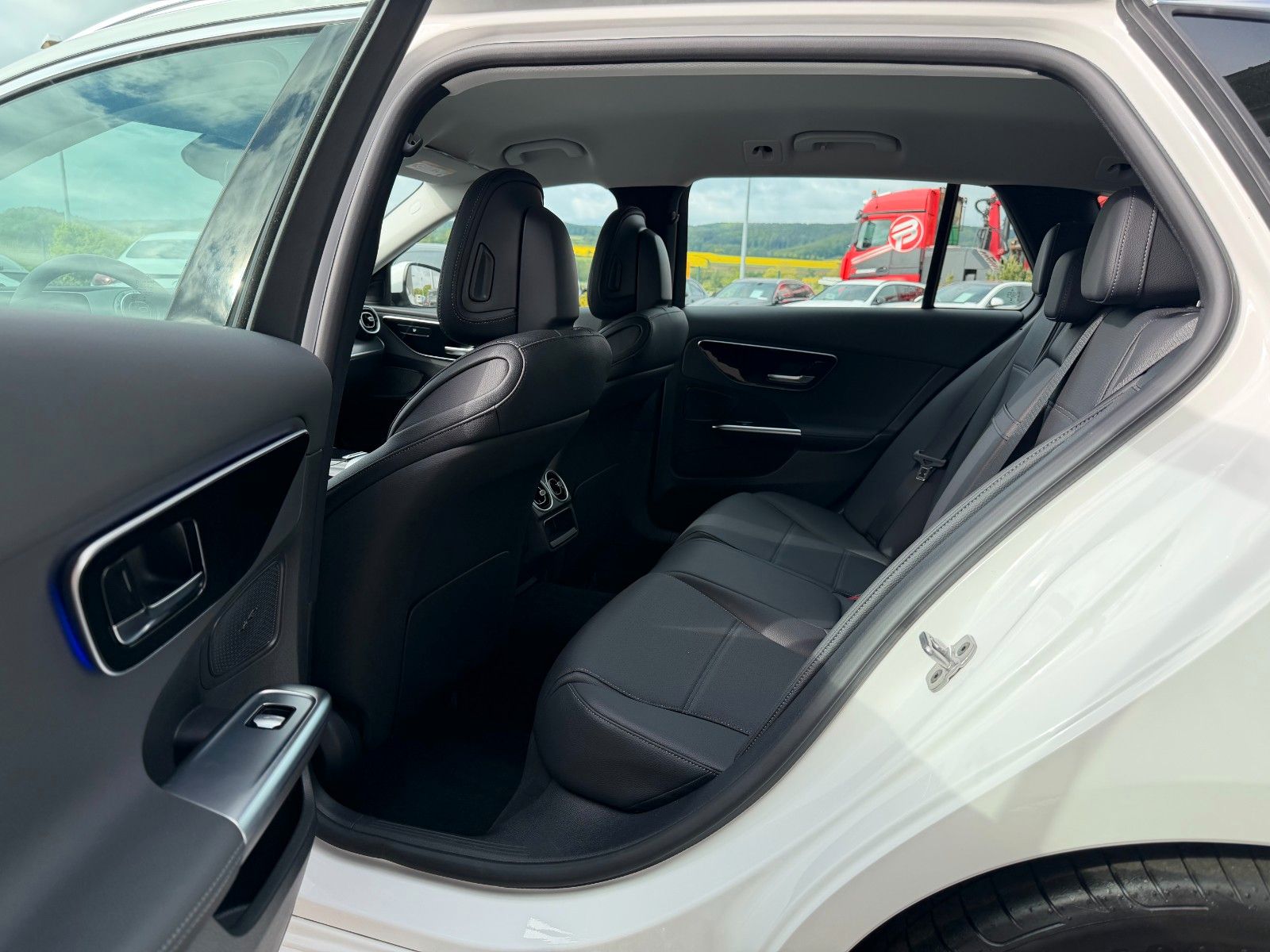 Fahrzeugabbildung Mercedes-Benz C 200 T Avantgarde+RKamera+AHK+AmbientePrem+