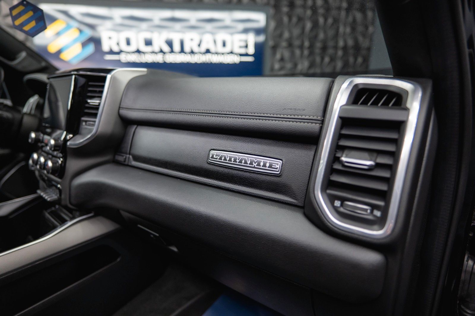 Fahrzeugabbildung Dodge RAM 5.7 V8 HEMI 4x4 NIGHT LARAMIE *Pano*22 Zoll*
