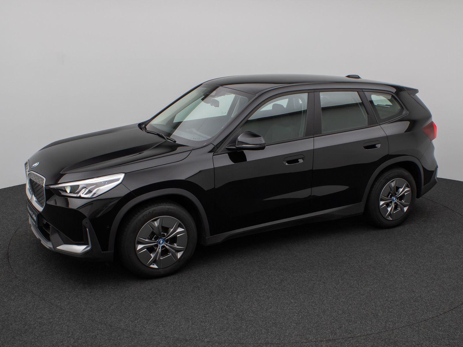 Fahrzeugabbildung BMW iX1 xDrive30 Kamera DAB Sitzhzg LED M Fahrwerk