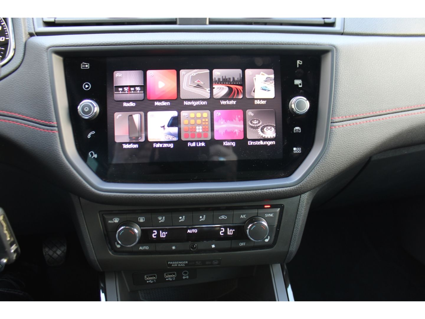 Fahrzeugabbildung SEAT Arona 1.0 TSI FR LED Navi TWA PDC DAB SHZ Tempom