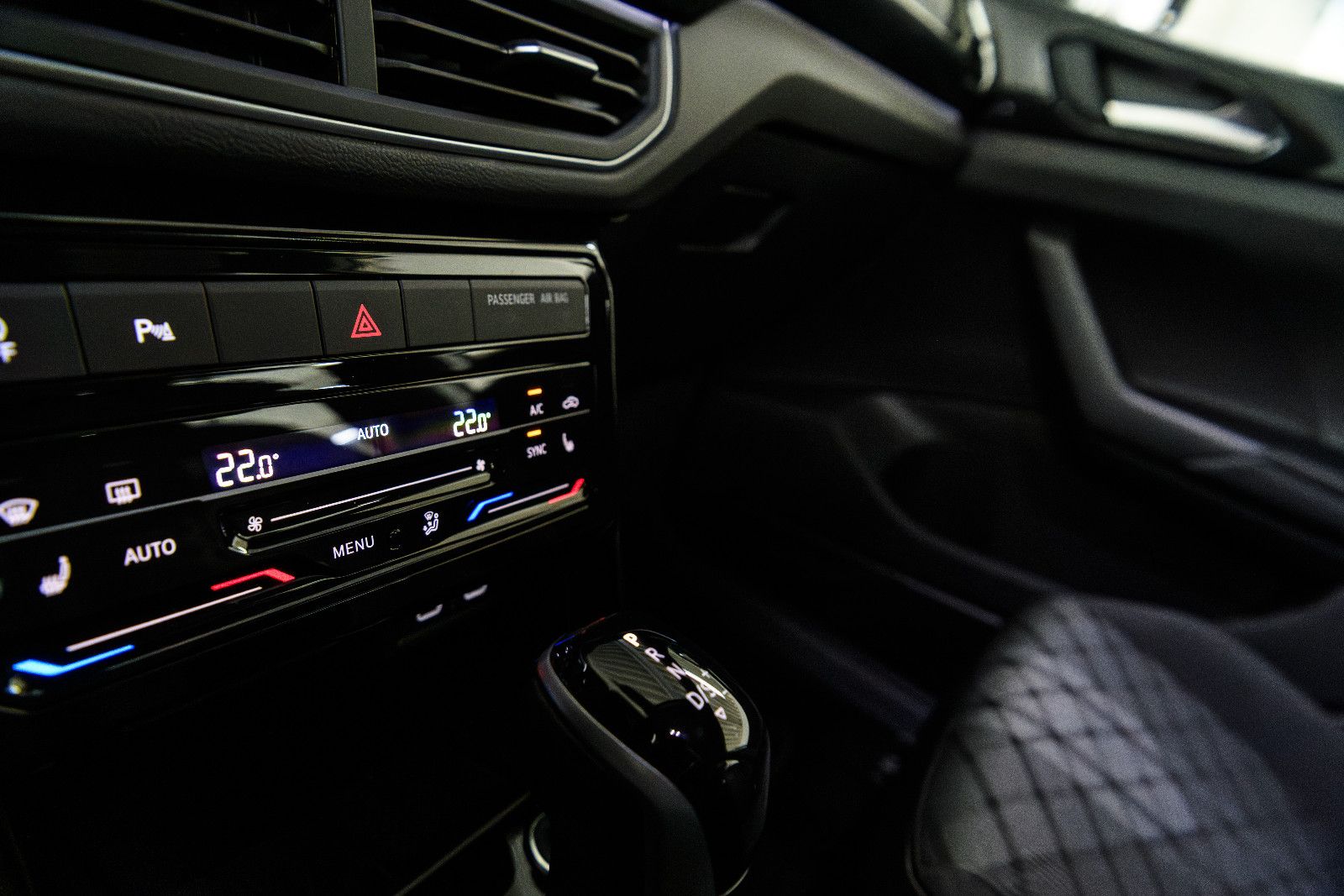 Fahrzeugabbildung Volkswagen T-Cross 1.0 TSI R-Line+DSG+Kamera+AHK+GJ-Reifen