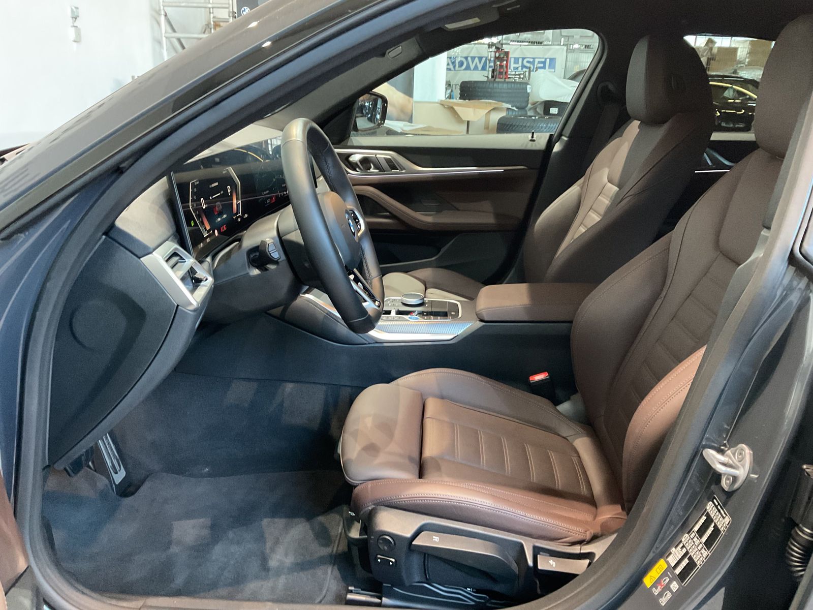 Fahrzeugeinzelansicht 11 Fahrzeugabbildung BMW i4 xDrive40 Gran Coupé, Parking Assistant Plus