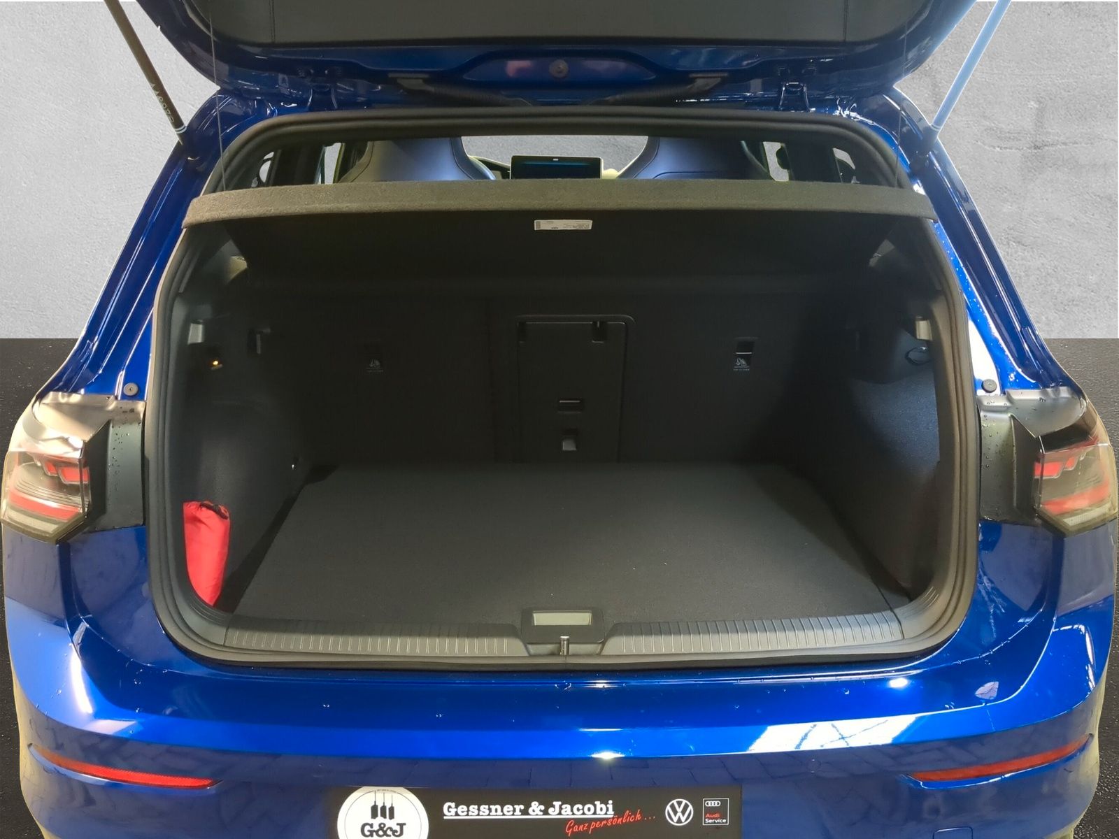 Fahrzeugabbildung Volkswagen Golf R-Line 1,5 eTSI 110kW 7-Gang DSG AHK