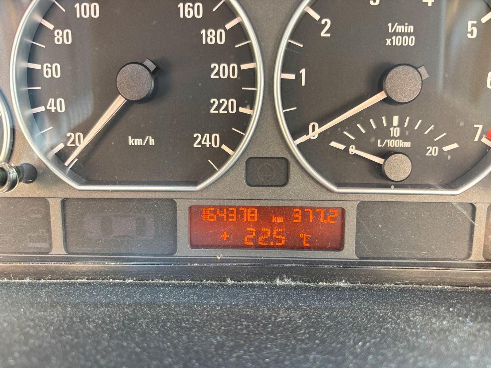 BMW 320 2004 — interior