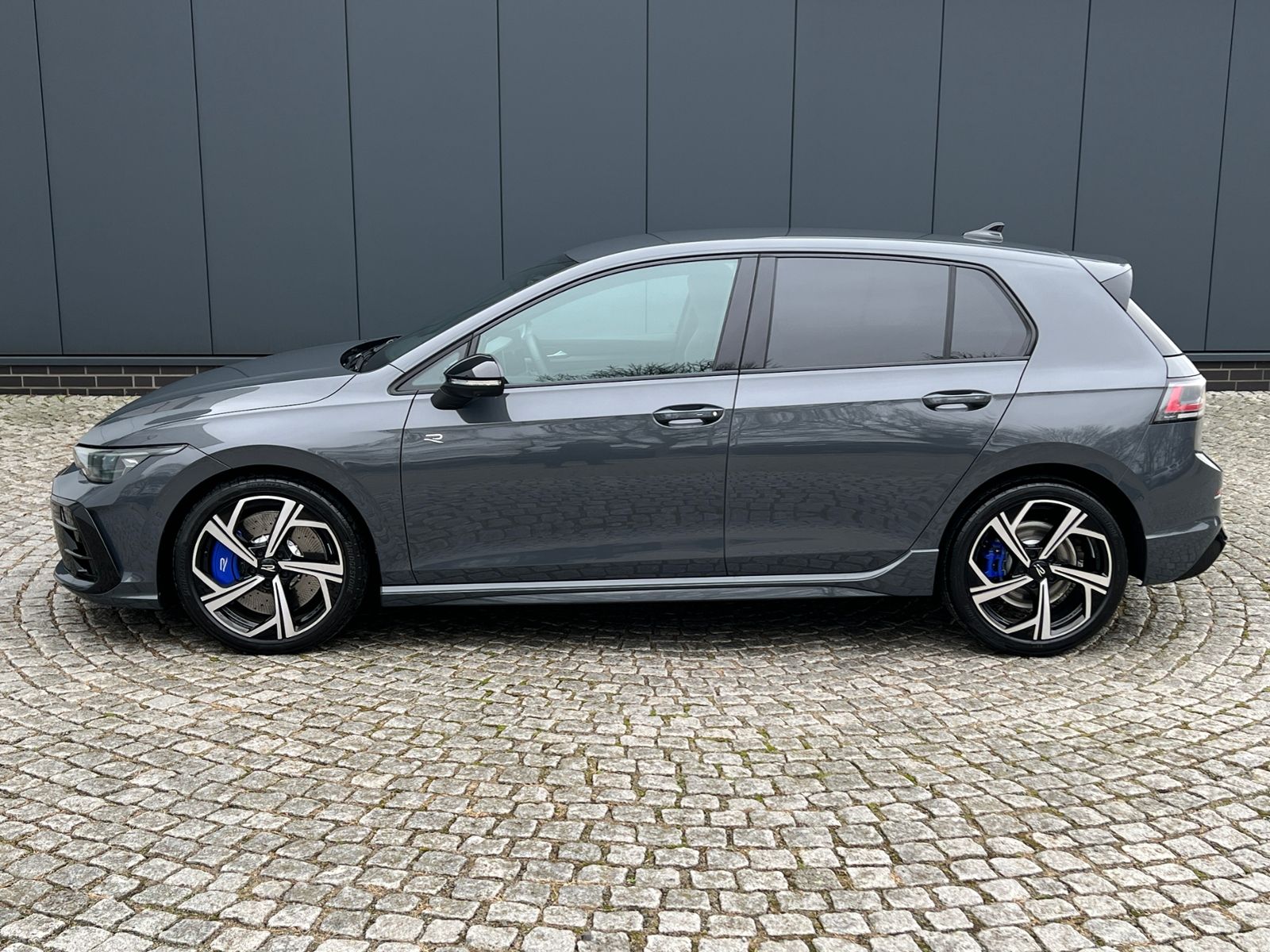 Fahrzeugabbildung Volkswagen Golf VIII R 2.0 TSI DSG 4MOTION *IQ.Light, Black