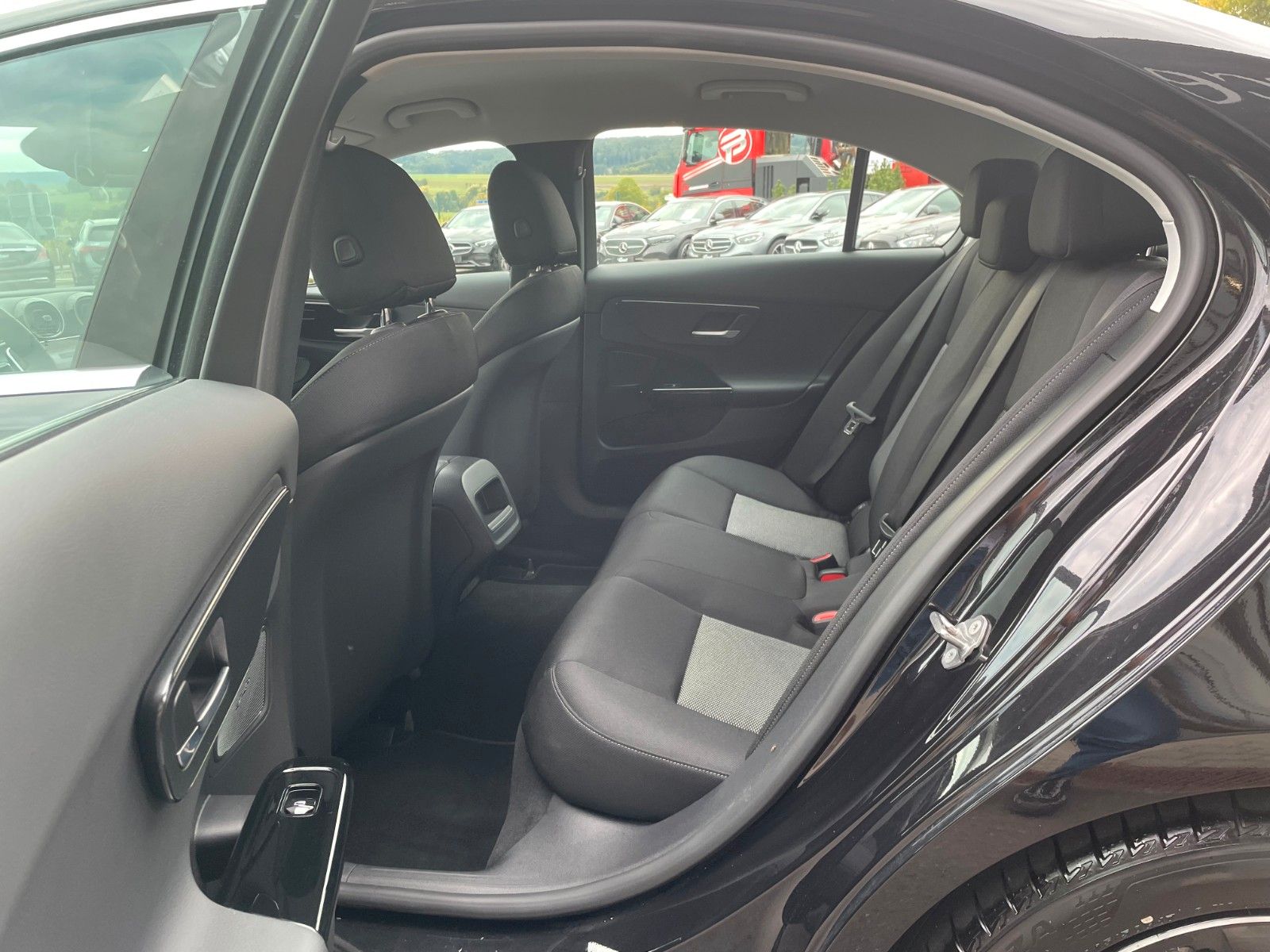 Fahrzeugabbildung Mercedes-Benz C 200d AVANTGARDE LED+AHK+RKamera+MBUX+