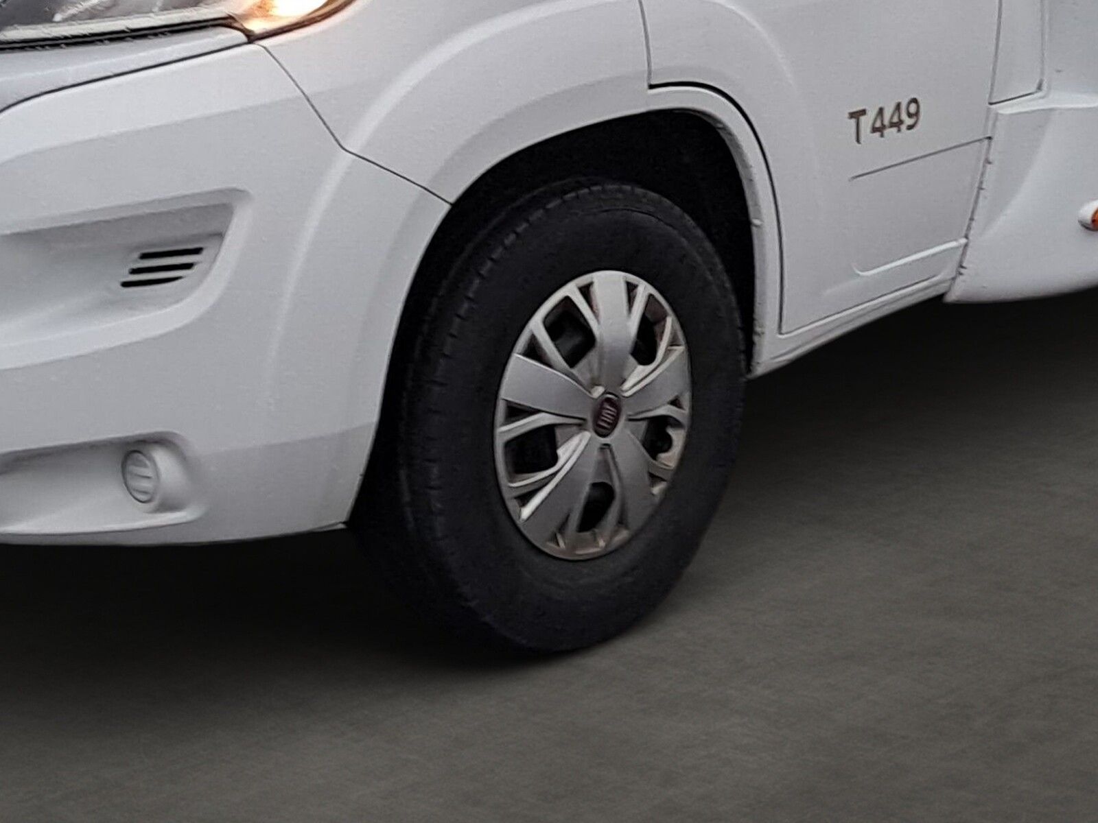 Fahrzeugabbildung Carado T 449 Markise,Sat,Fahrradträger, Radio, RFK