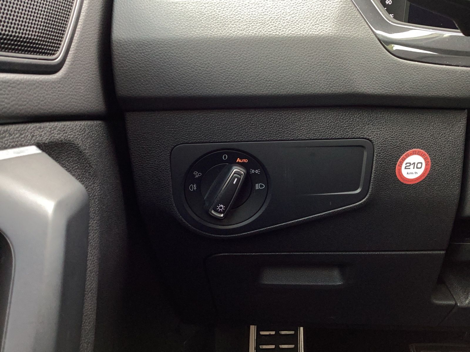 Fahrzeugabbildung Volkswagen Tiguan TSI R-Line DSG 4M Matrix AHK Navi AID ACC