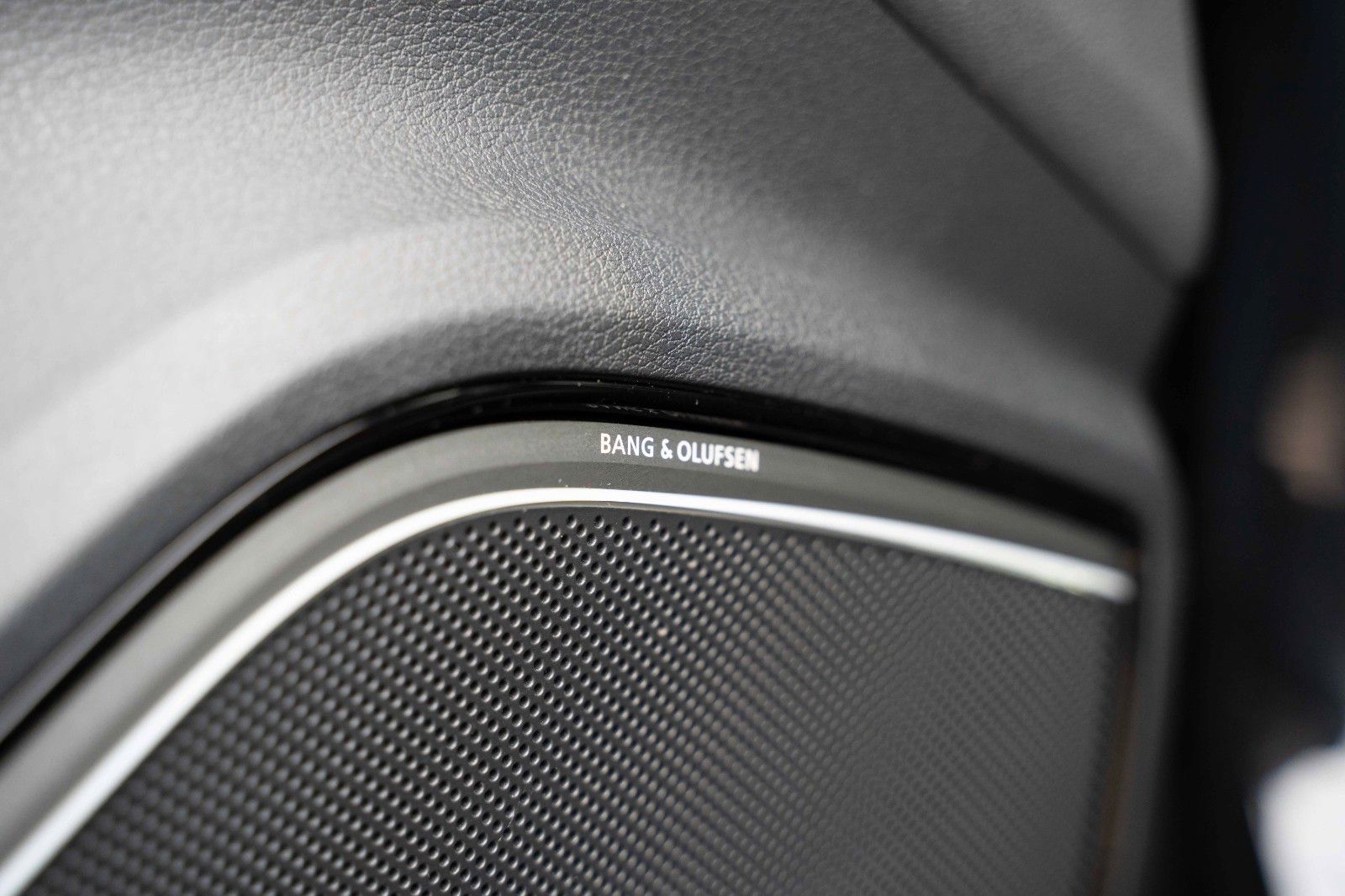 Fahrzeugabbildung Audi S3 SPORTB 2.0TFSI KAM PANO B&O S-SITZ LED KEYLES