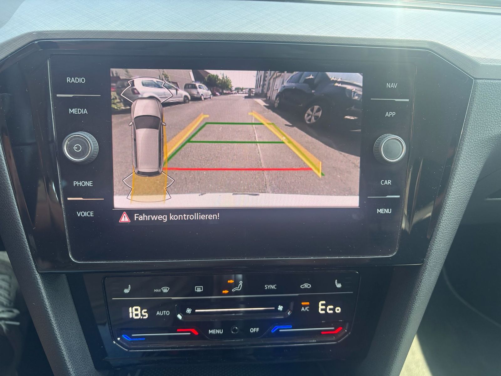 Fahrzeugabbildung Volkswagen Passat Var. 1.4 GTE-NAV-LED-KAMERA-ACC-APPS-SHZ-