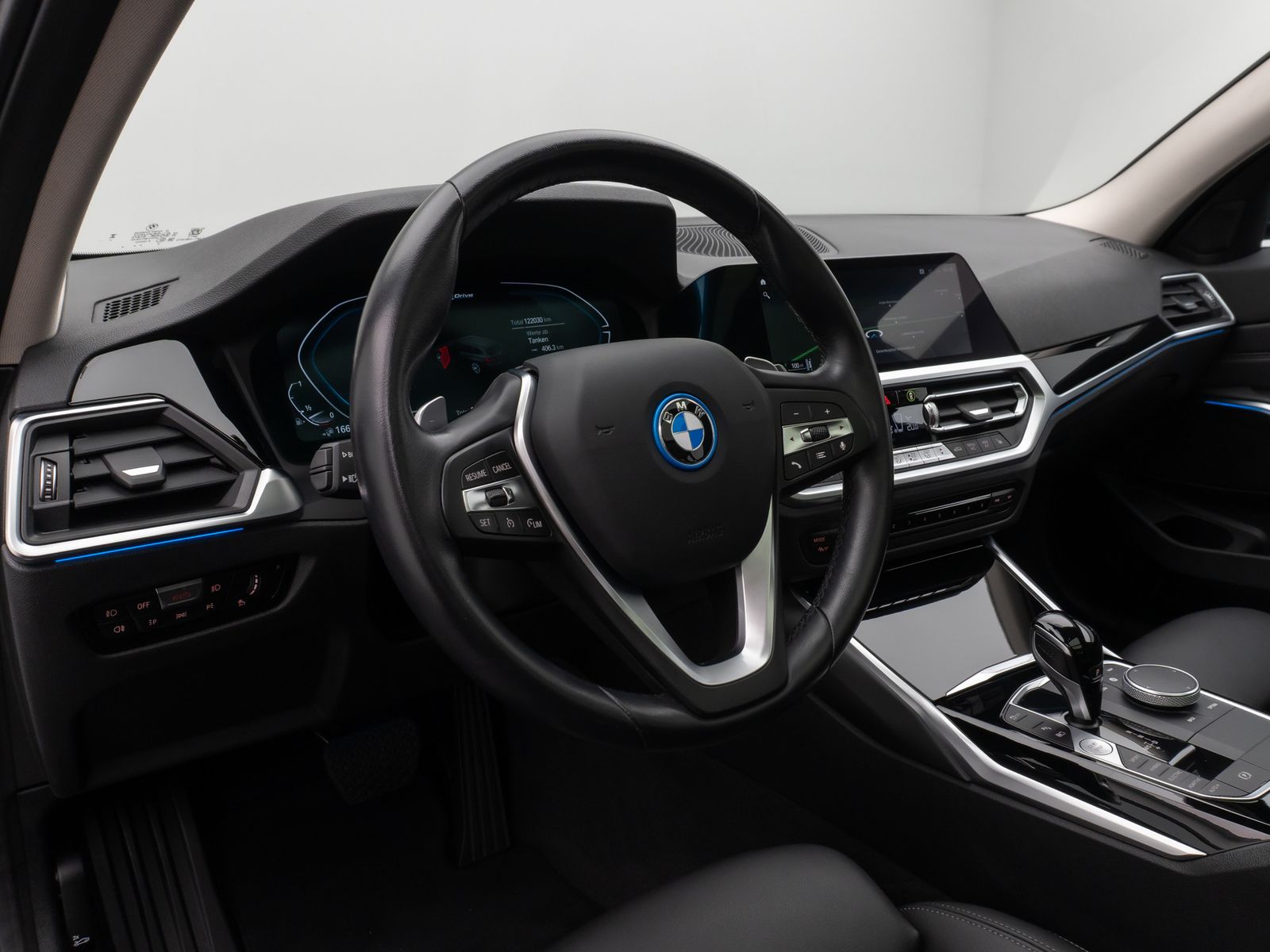 Fahrzeugabbildung BMW 330e xD SportLine Pano Kamera Laser HUD DAB HiFi