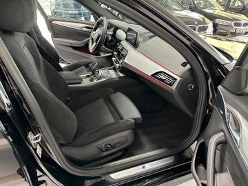 Fahrzeugabbildung BMW 530d M Sport Kam AHK LiveCockptPr Alarm HiFi 20"