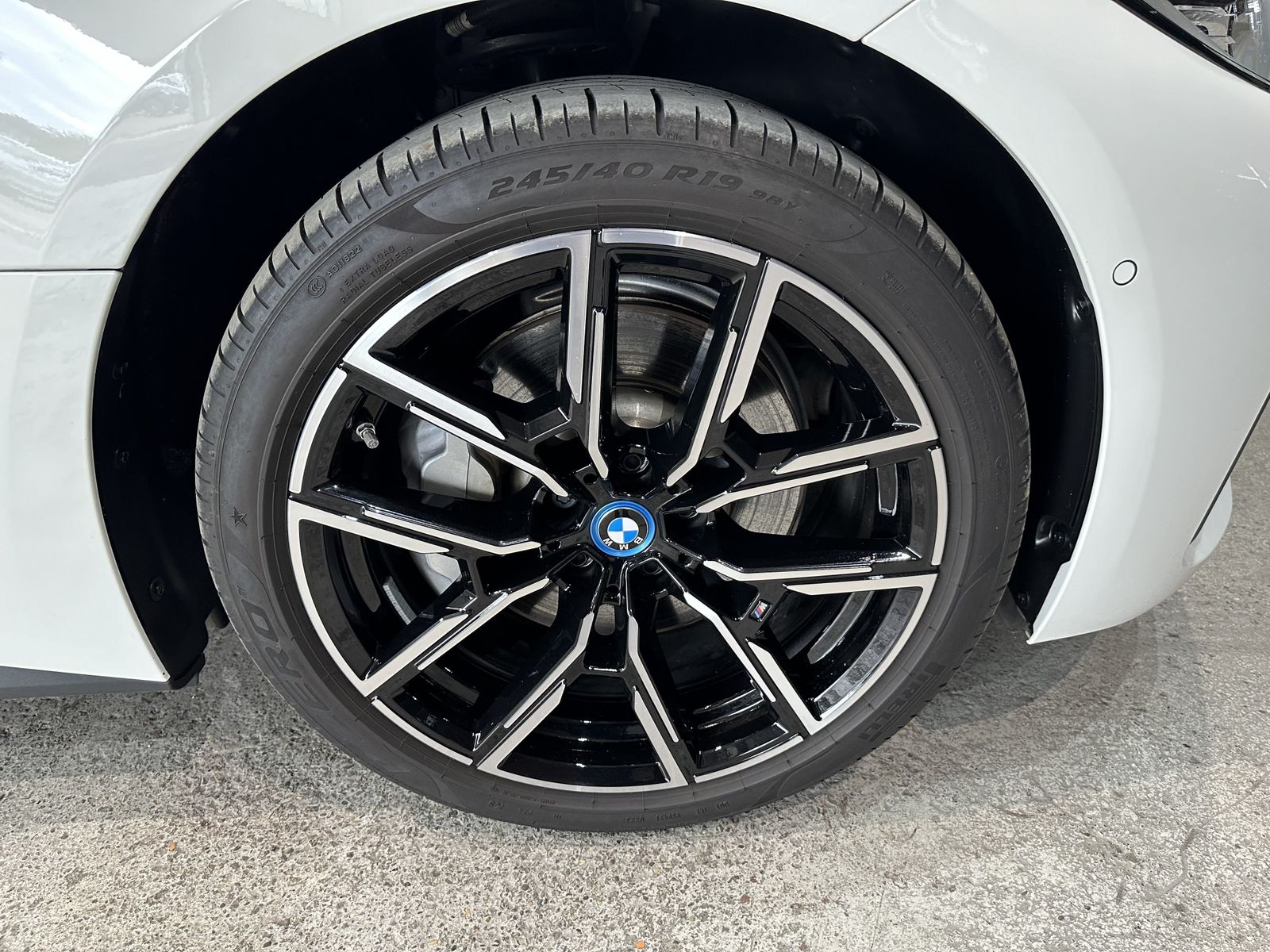 Fahrzeugabbildung BMW i4 eDrive35 Gran Coupé M Sport AHK HiFi