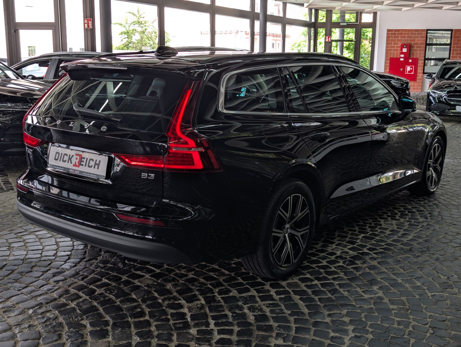 Fahrzeugabbildung Volvo V60 B3 Core 2.0Turbo MHEV VIRT LED APP SOUND AHK