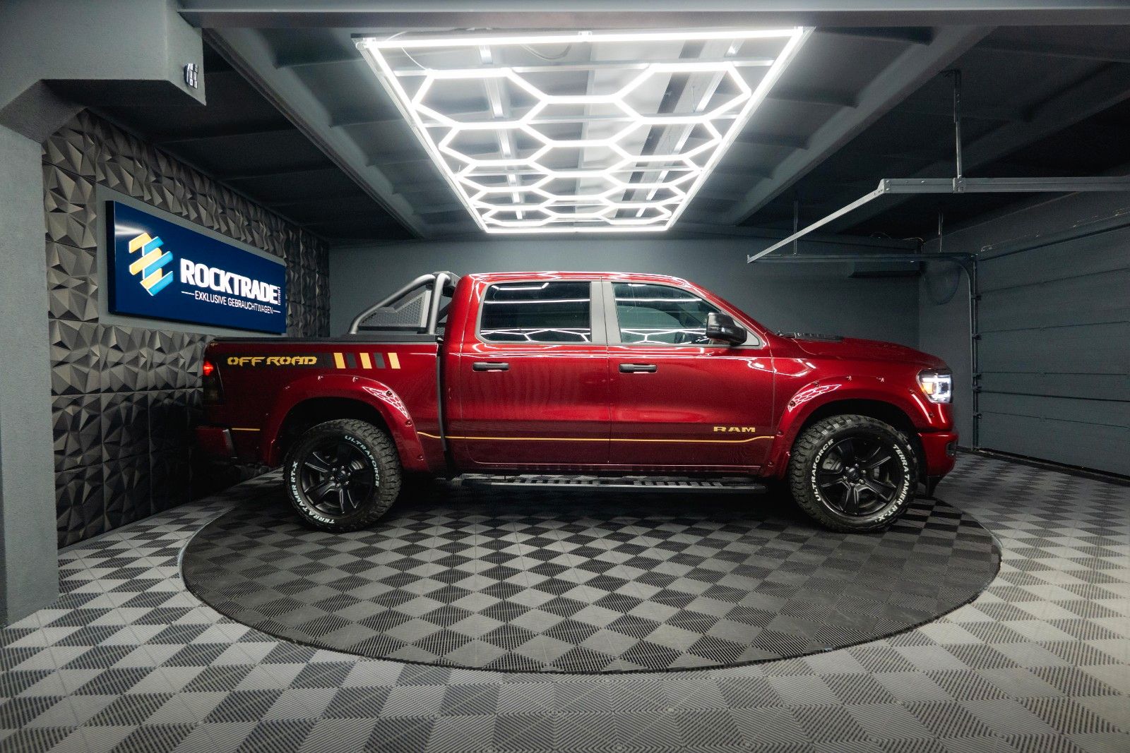 Fahrzeugabbildung Dodge RAM 5.7 V8 HEMI 4x4 OFFROAD Night-Paket *LED*19%