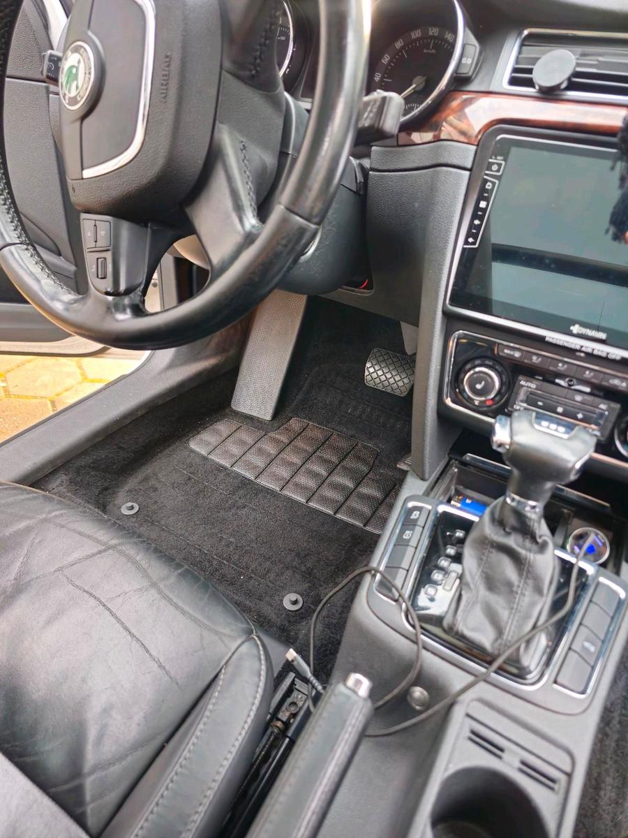 Skoda Superb 2012 — photo 11