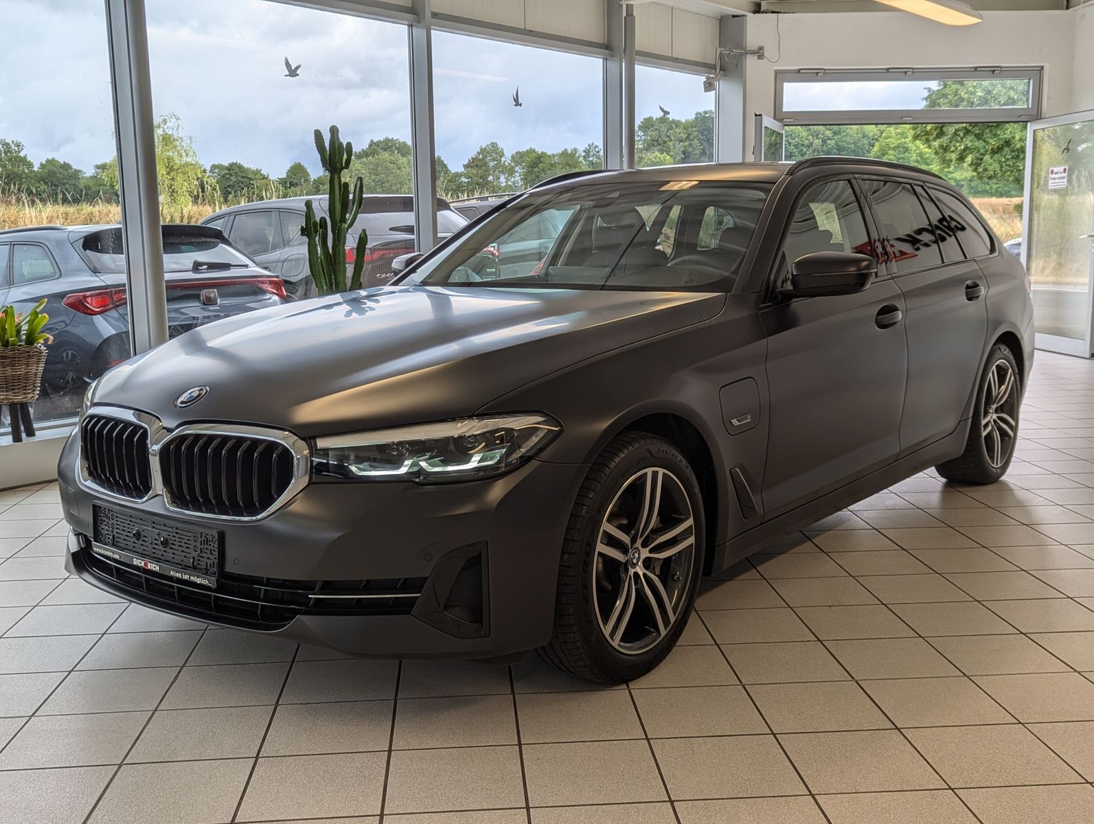 BMW 530 e Frozen-Dark Shadow LED Kamera AHK 4-Zonen - Image 3
