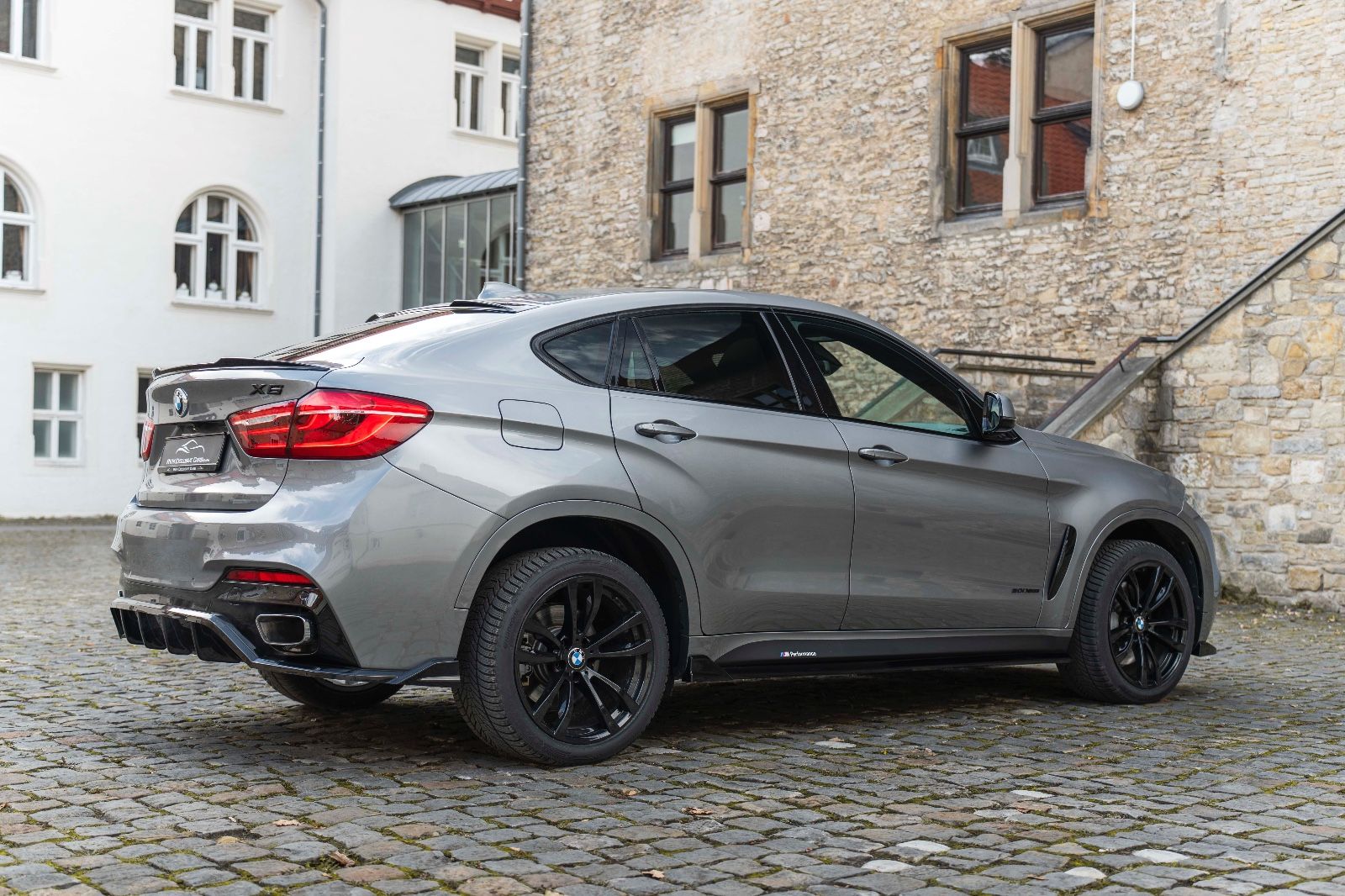 Fahrzeugabbildung BMW X6 xDrive50i M-SPORTPAKET ACC HUD LED 360° H&K