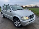 Mercedes-Benz ML 270 CDI - - silberne Mercedes-Benz ML 270