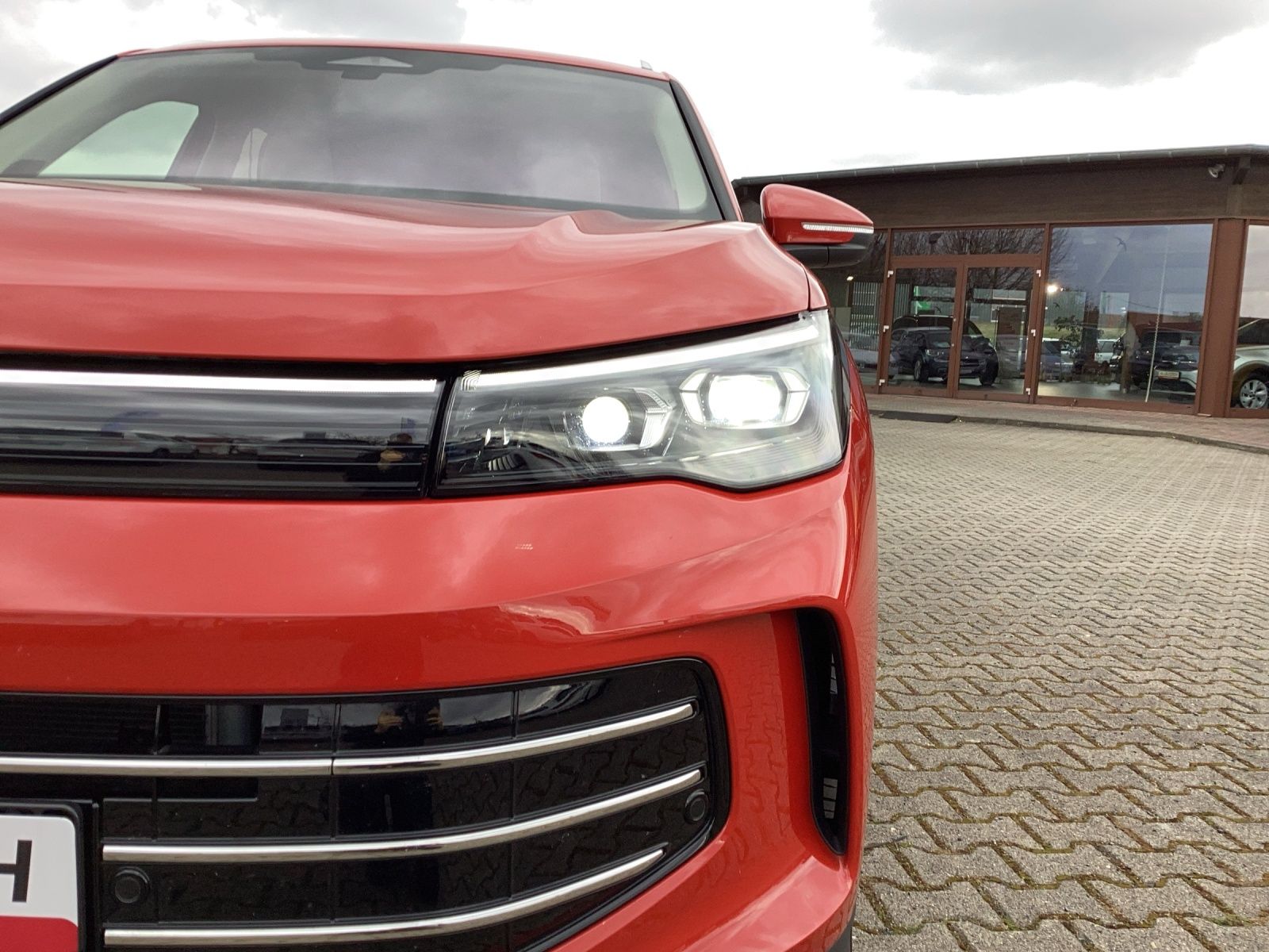 Fahrzeugabbildung Volkswagen Tiguan Elegance TDI DSG 4M IQ.Light ACC STHZ SHZ