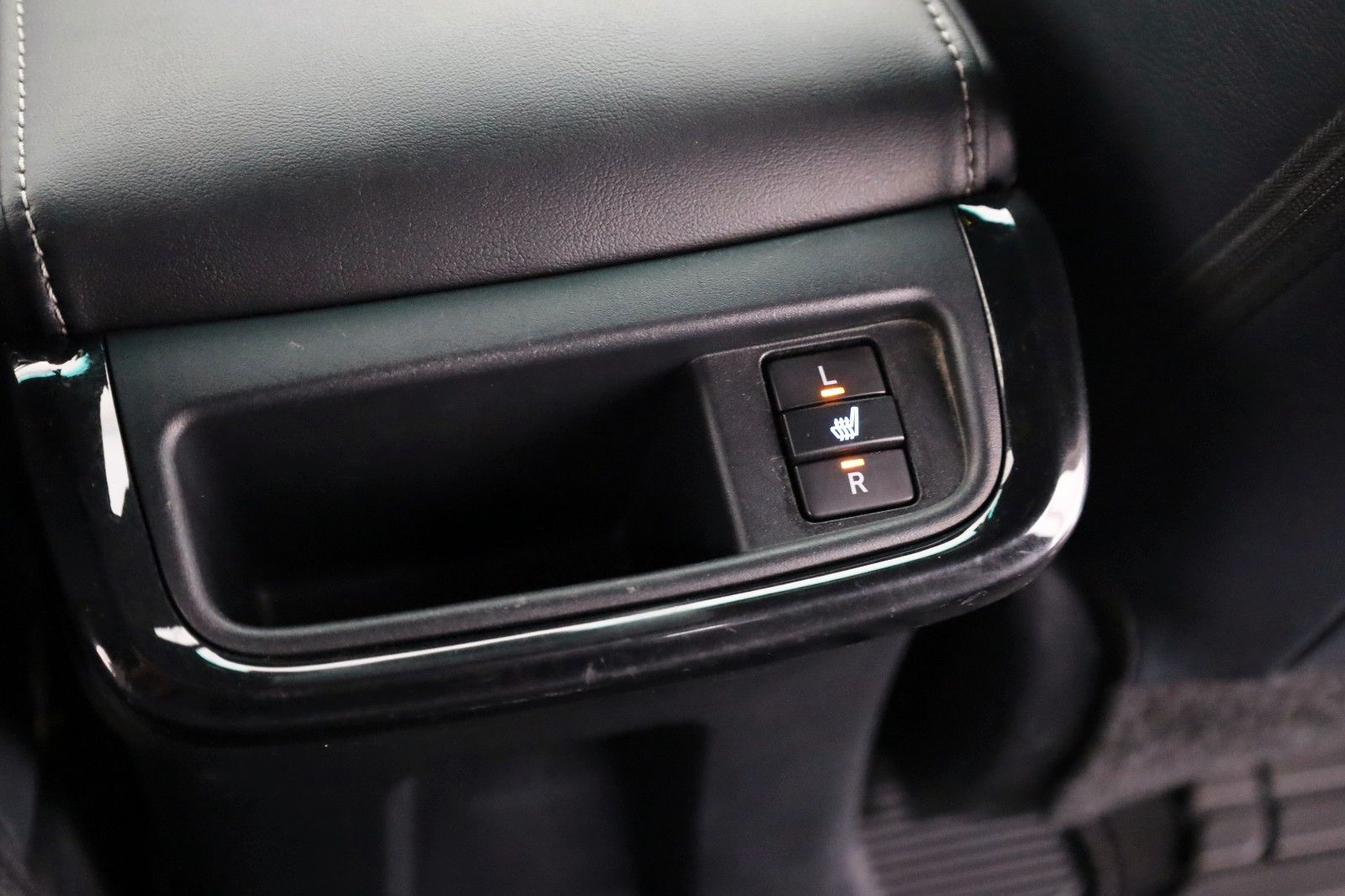 Fahrzeugabbildung Toyota Hilux Double Cab Invincible,ACC, Navi,Rollo, AHK