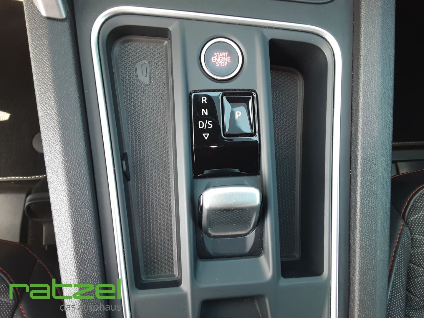 Fahrzeugabbildung SEAT Leon 1.5e TSI FR LED ACC elektr. AHK Navi dig. C