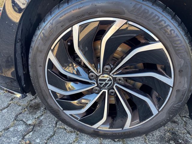 Golf Variant VIII R-Line 2.0 TSI Navi LED BlackS