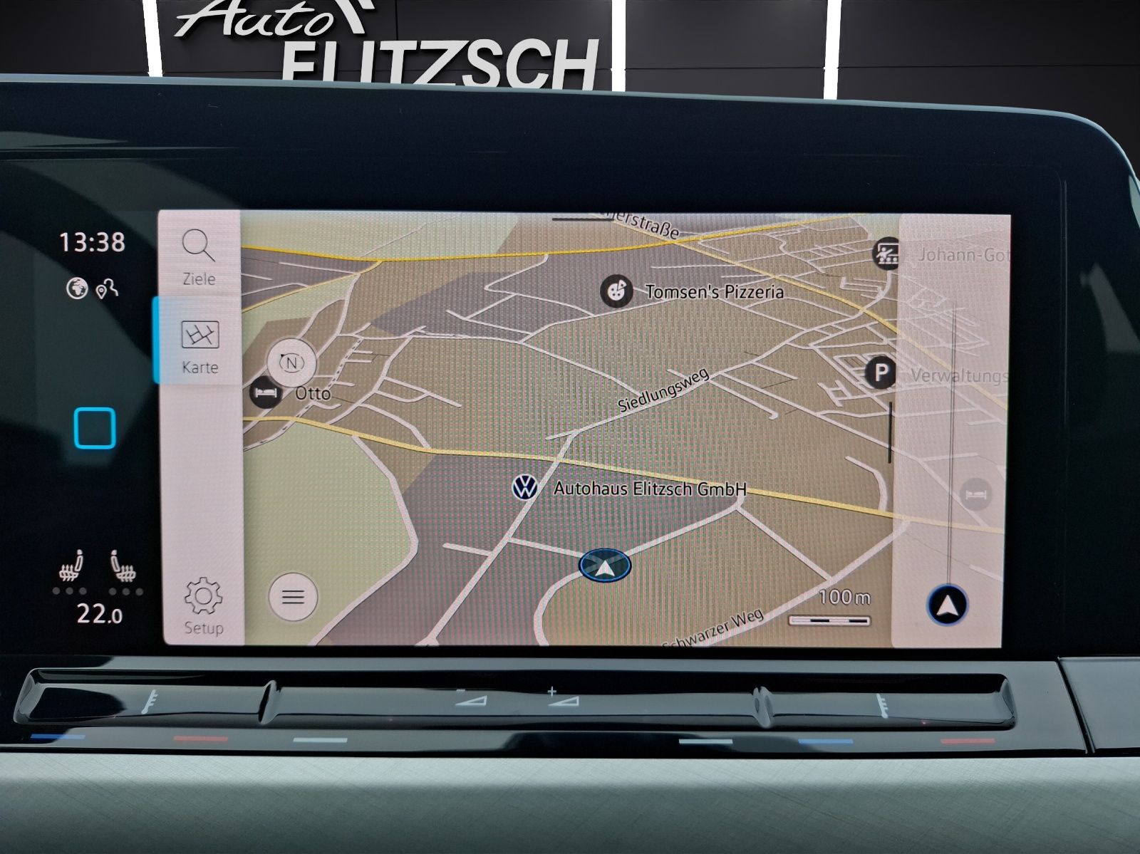 Fahrzeugabbildung Volkswagen Golf VIII TSI Life Matrix Navi AID ACC PDC SH LM