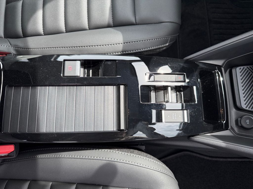 Fahrzeugabbildung Citroën C4 Hybrid 145 TEAM D * Ganzjahresreifen