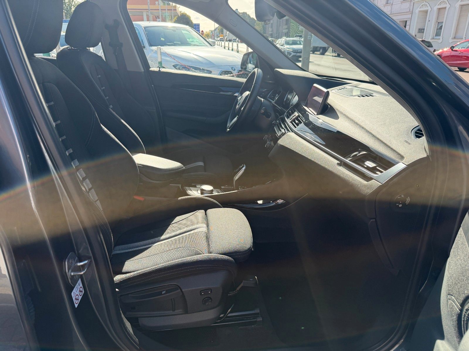 Fahrzeugabbildung BMW X1 xDrive 18 d Sport Line 1-Hand HUD AHK 8-FACH